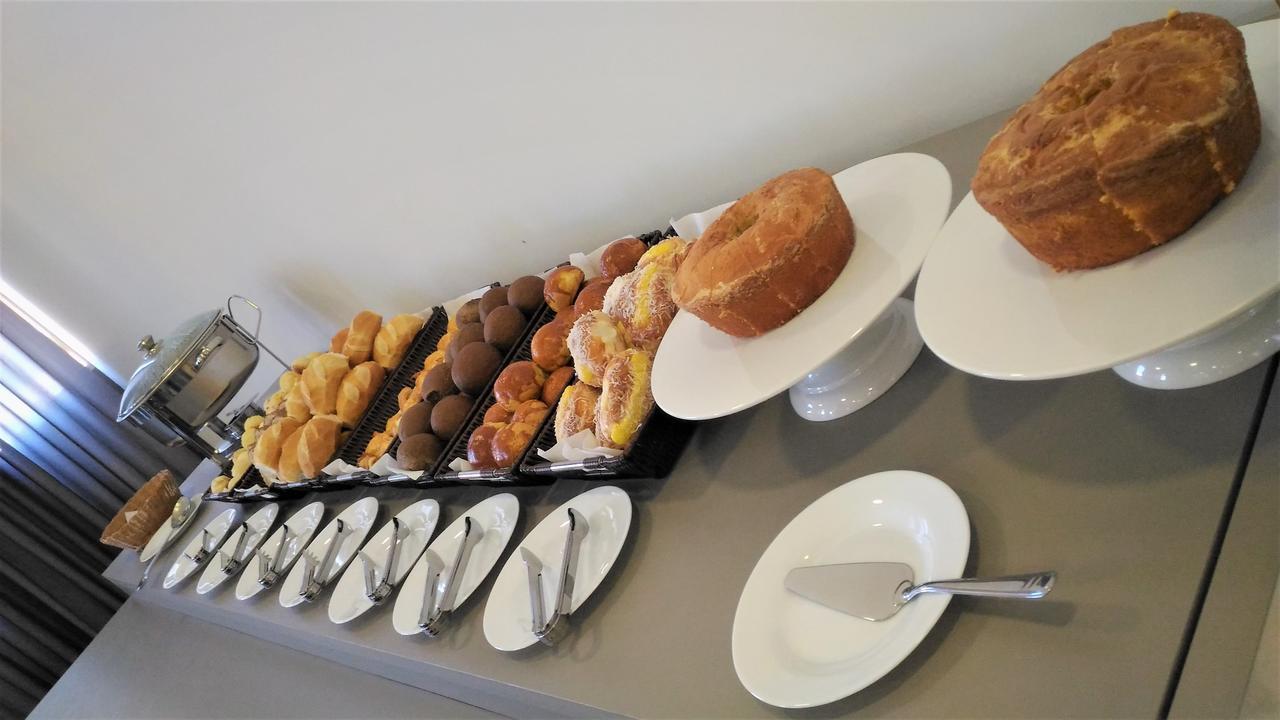 Hotel H2 Congonhas Bagian luar foto A selection of bread and pastries