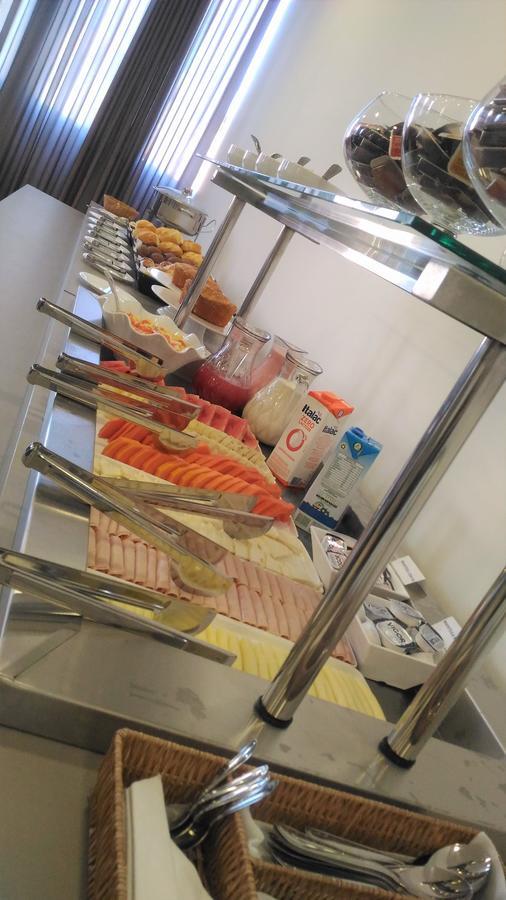 Hotel H2 Congonhas Bagian luar foto A buffet at a hotel
