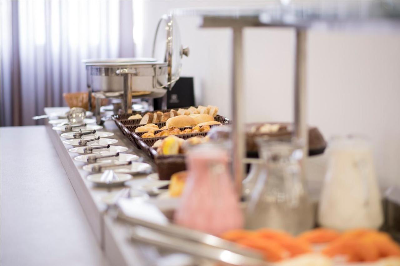 Hotel H2 Congonhas Bagian luar foto A buffet